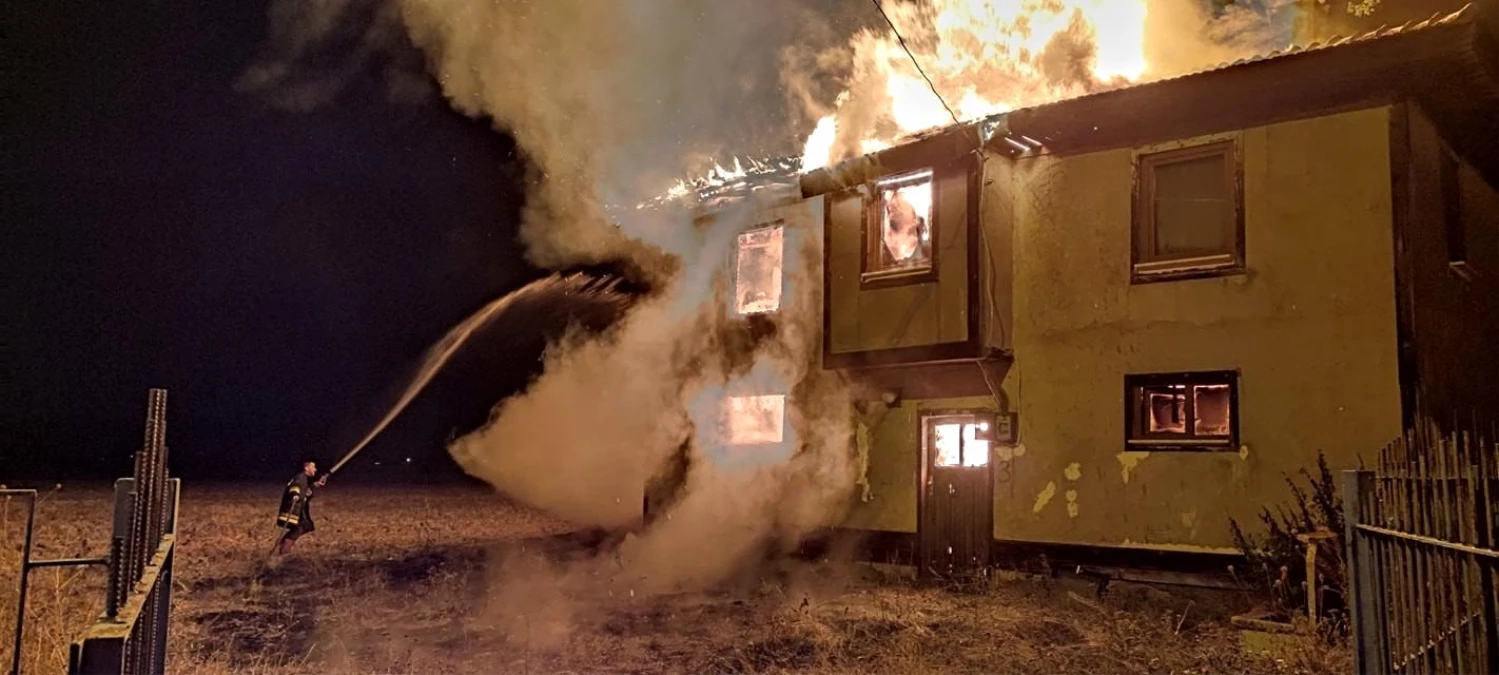 Bolu\'da 2 katlı ahşap ev ve ahır alev alev yandı