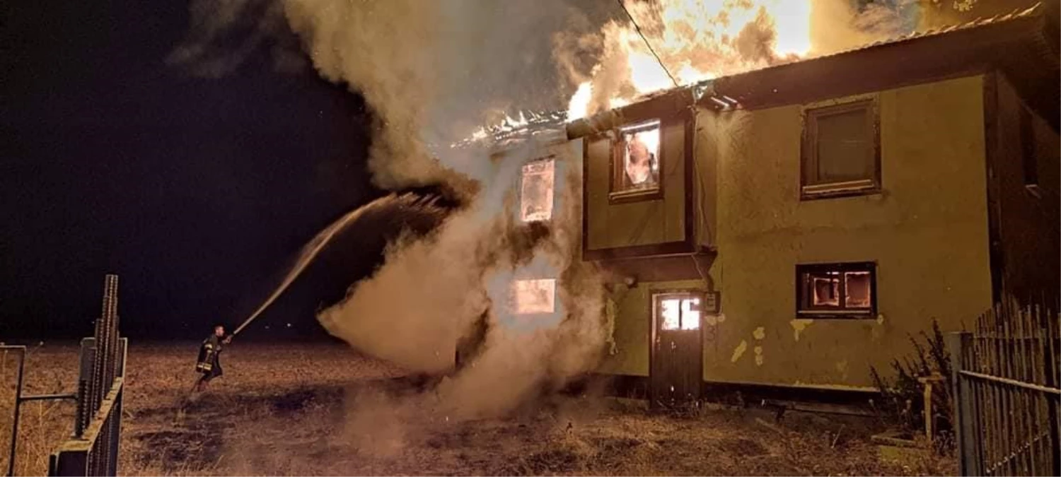 Son dakika haberleri | Bolu\'da 2 katlı ev yangında kullanılamaz hale geldi