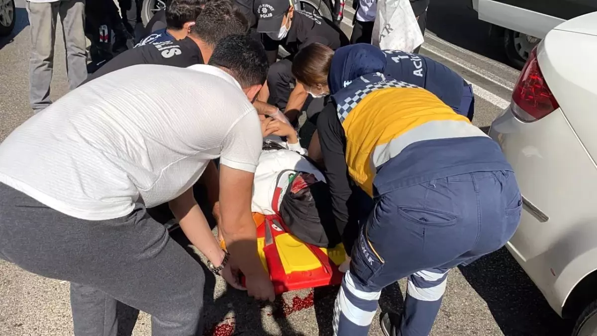 Bursa\'da yolun karşısına geçmeye çalışan kadına otomobil çarptı : 1 ağır yaralı