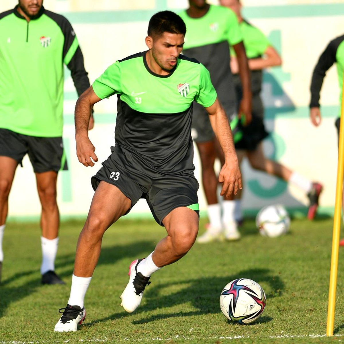 Bursaspor\'un yeni transferleri Nicolas Zalazar ve Elton Acolatse ilk idmanına çıktı