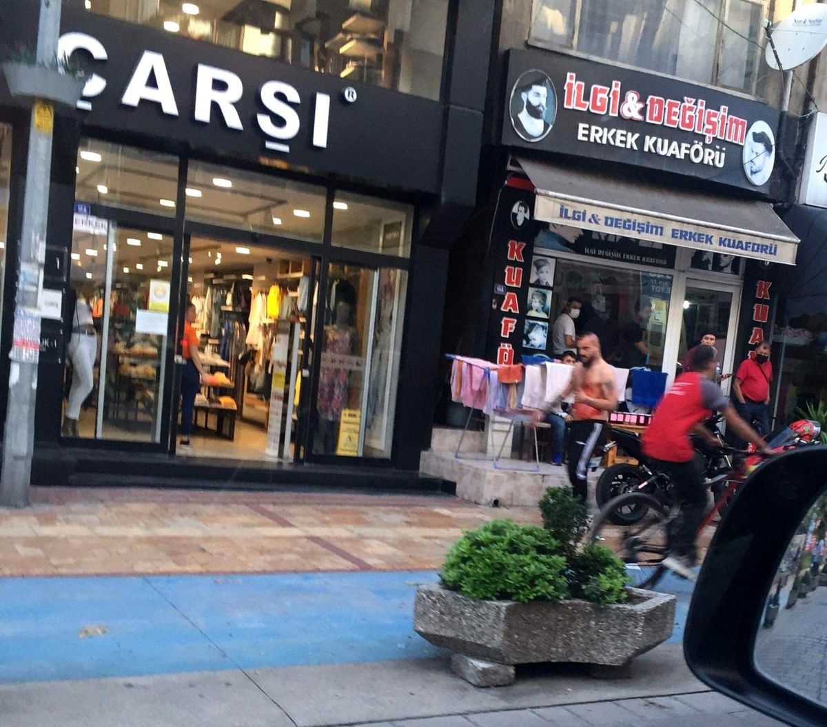 Çarşı ortasında bıçakla yaralandı