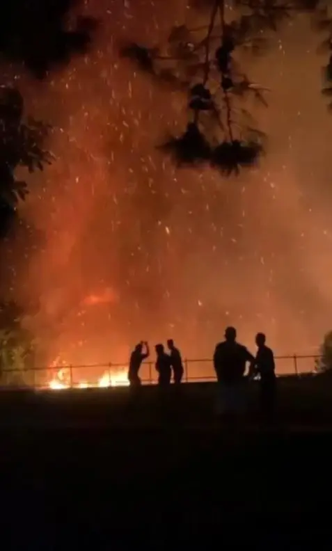 Dünyaca ünlü falezlerde bulunan park alev alev yandı