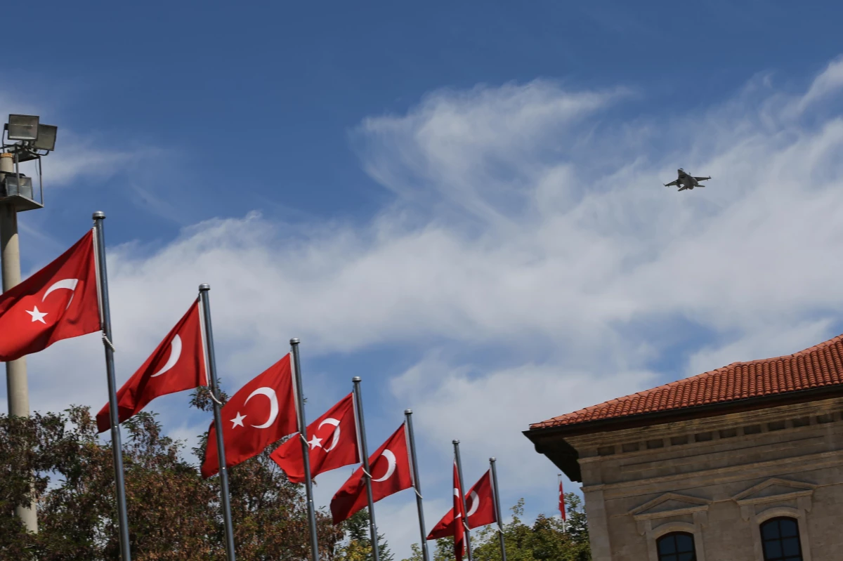 F-16 uçakları Sivas Kongresi\'nin 102. yıl dönümünde gösteri uçuşu yaptı