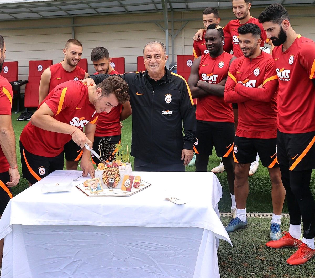Galatasaray\'da Fatih Terim\'in doğum günü kutlandı