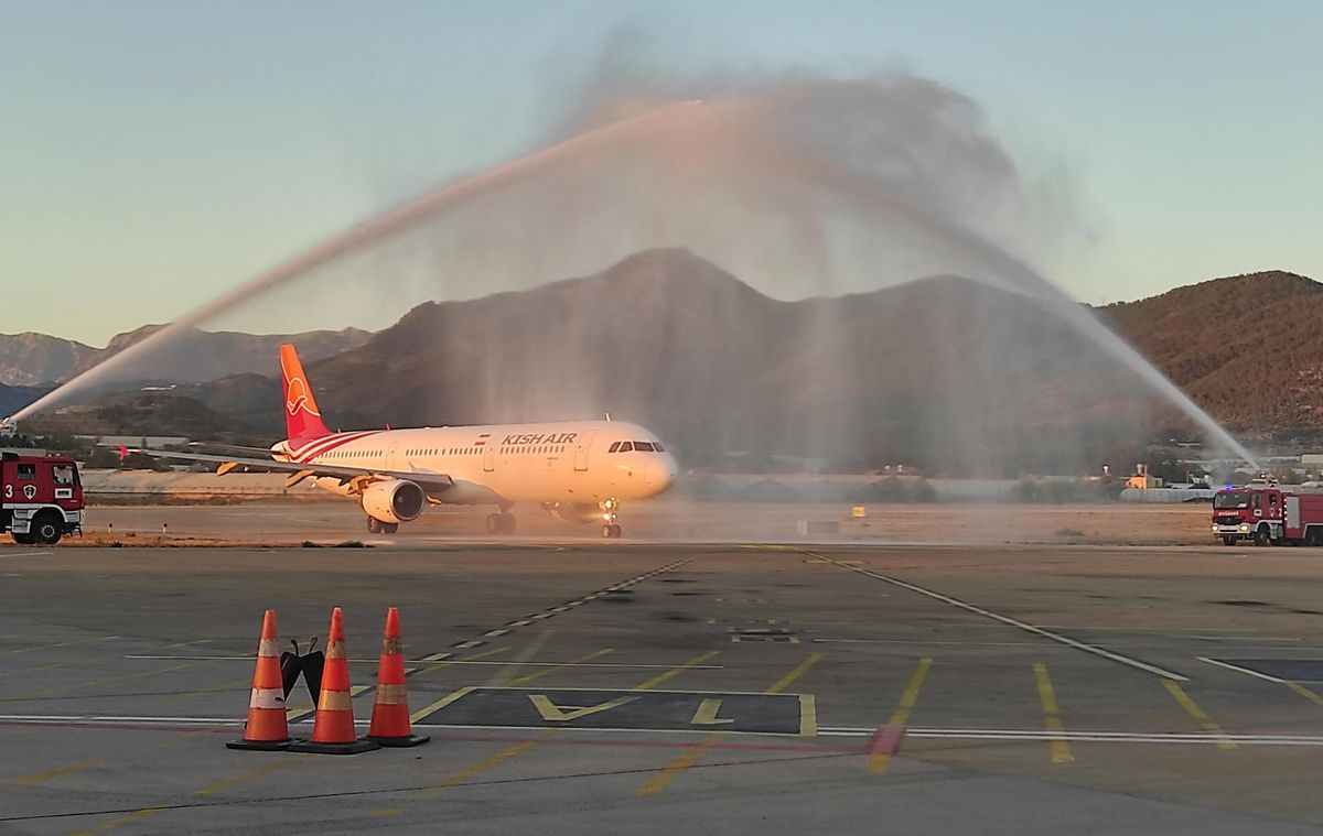 Gazipaşa-Alanya Havalimanı, Kish Air\'in ilk seferini su takı ile karşıladı