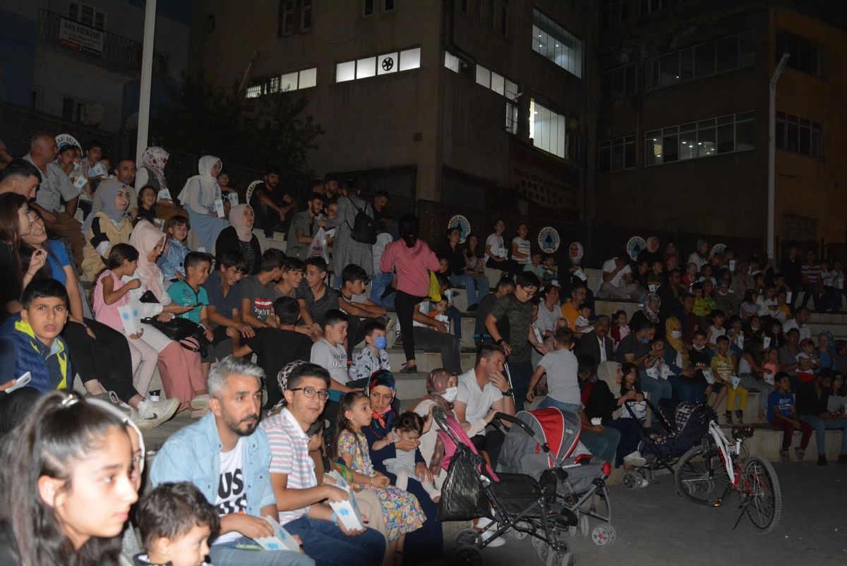 Hakkari\'de açık hava sineme günlerine yoğun ilgi