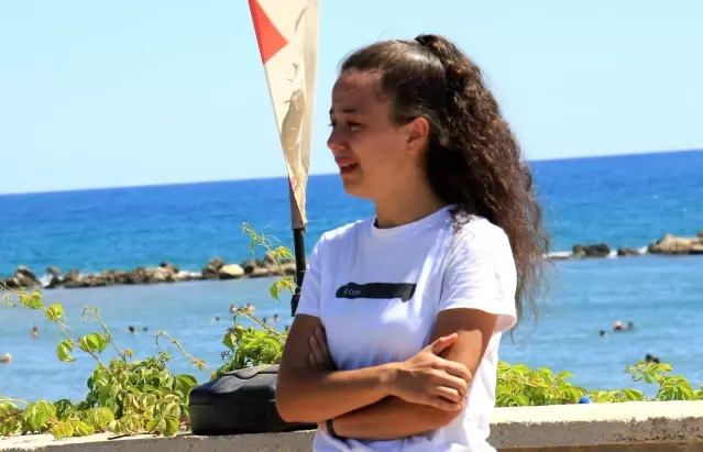 Otomobilde çantası çalınan kız gözyaşlarına hakim olamadı Otomobilde çantası çalınan kız gözyaşlarına hakim olamadı