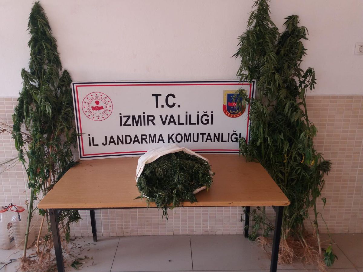 İzmir\'de düzenlenen uyuşturucu operasyonlarında 3 şüpheli tutuklandı
