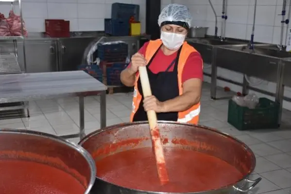 İzmir'de üretilen salçanın geliri lösemili çocuklara umut olacak