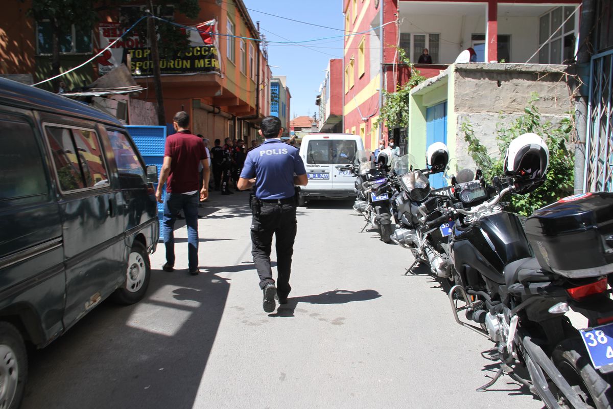 Uyuşturucu bağımlısı şahıs, eşi ve 3 çocuğunu rehin alıp evi yakmaya çalıştı