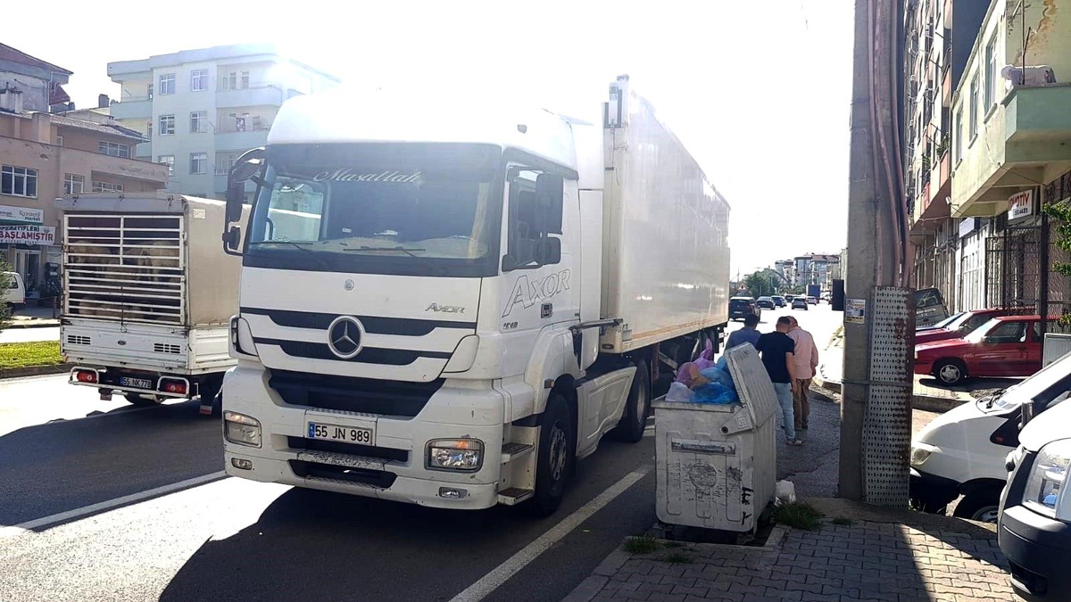 Kontrolden çıkan tır otomobile çarptı