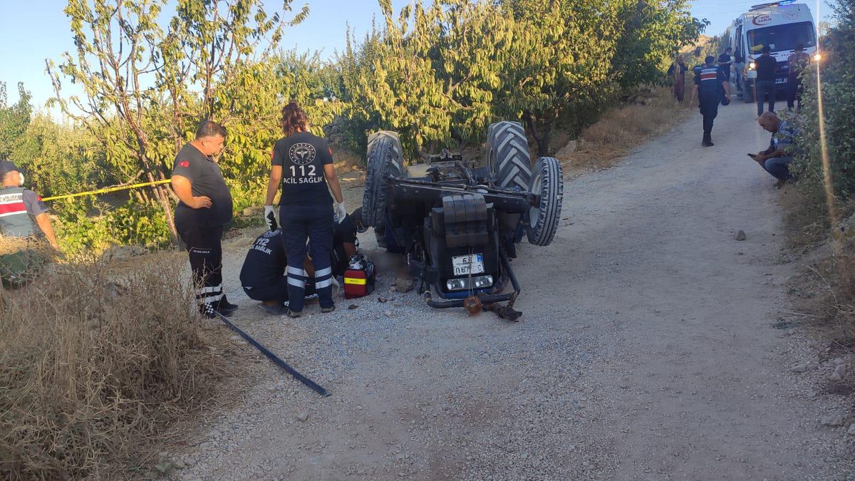 Son dakika! Mersin\'de duvara çarpan traktörün sürücüsü öldü, eşi yaralandı