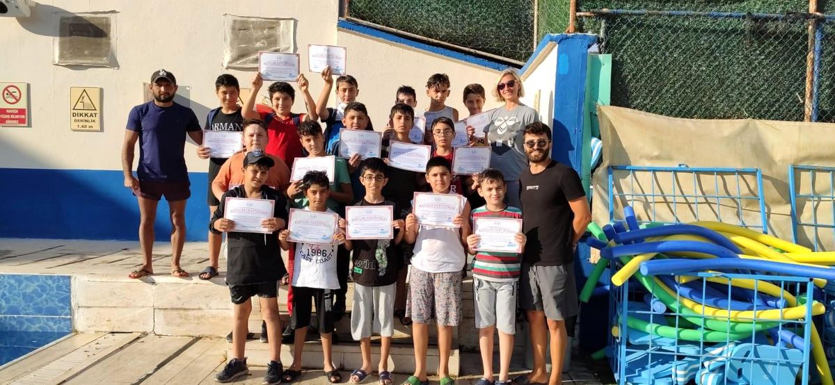 Minik yüzücüler katılım belgelerini aldı