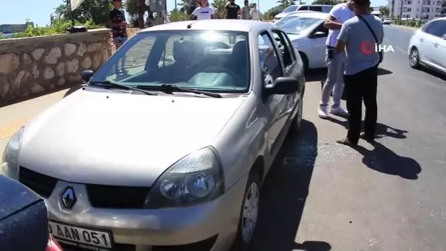 Otomobilde çantası çalınan kız gözyaşlarına hakim olamadı Otomobilde çantası çalınan kız gözyaşlarına hakim olamadı