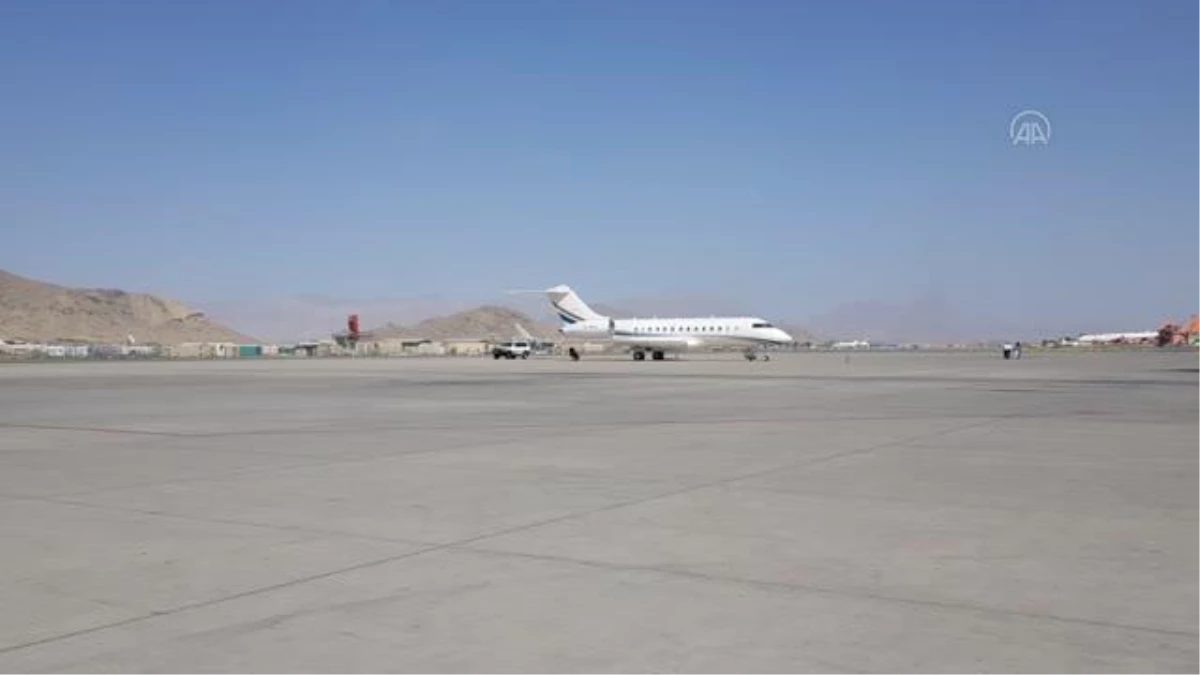 Pakistan Havayolları\'na ait bir uçak Kabil Havalimanı\'nda