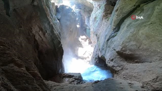 Sıcaktan bunalanlar kanyon ve şelalelere akın ediyor