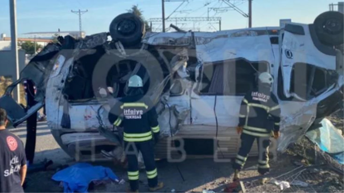 Son Dakika! Tekirdağ\'ın Ergene ilçesinde yük treni hemzemin geçitte bir minibüse çarptı: 4 kişi yaşamını yitirdi