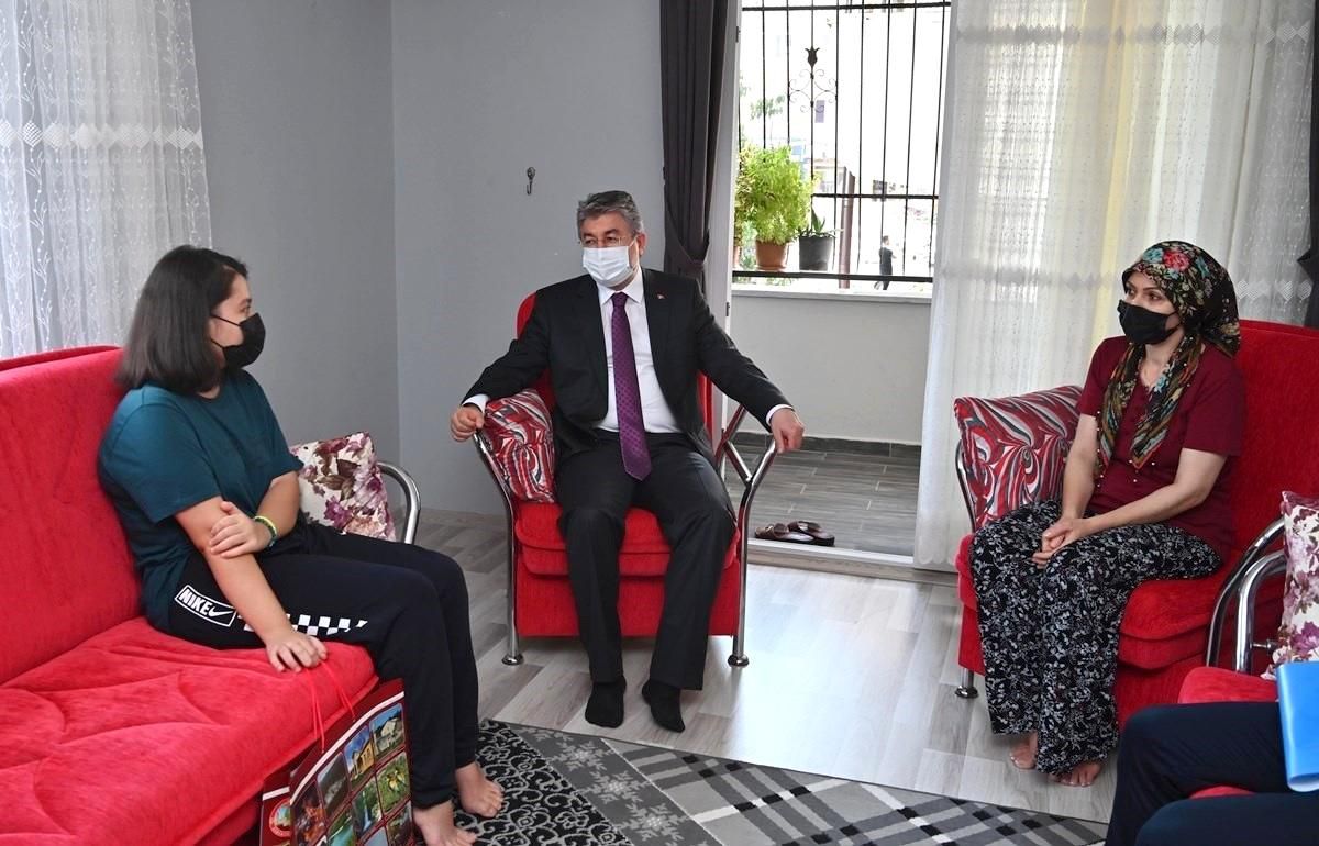 Vali Erdinç Yılmaz, vatandaşları evinde ziyaret ediyor, dertlerini dinliyor