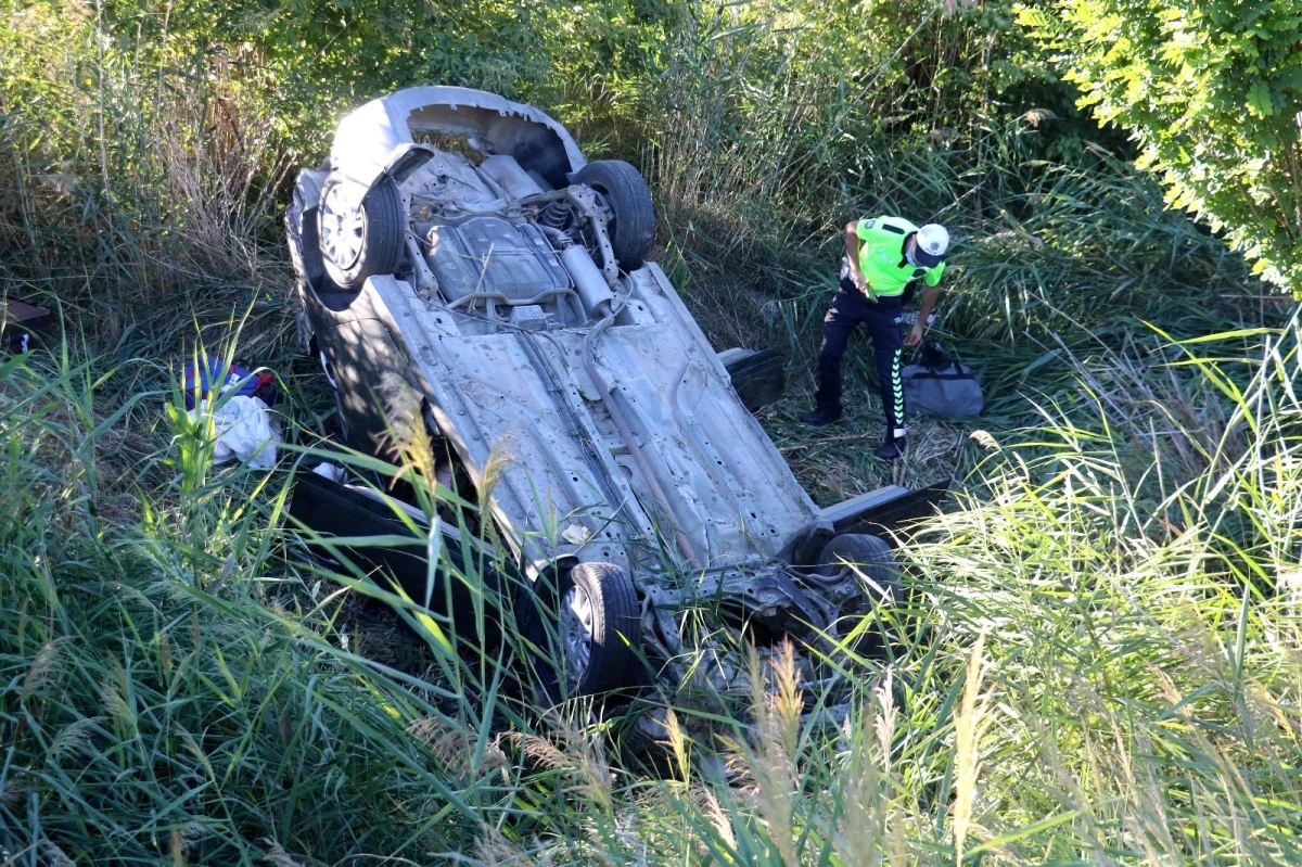 Yoldan çıkan araç şarampole uçtu: 2\'si ağır 6 yaralı (2)