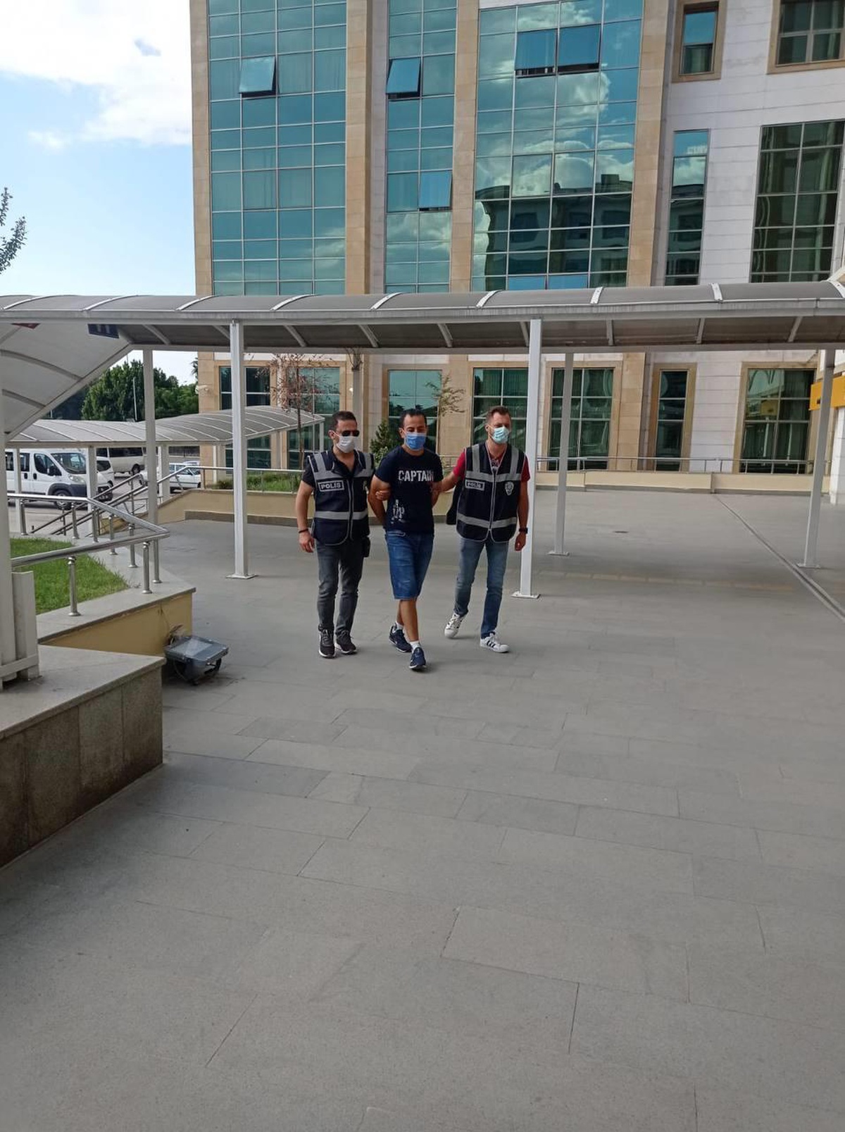 Antalya\'da iş yerlerinden hırsızlık yaptığı iddia edilen zanlı tutuklandı