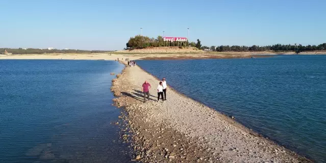Barajın suları çekildi, adaya yürüyerek gittiler