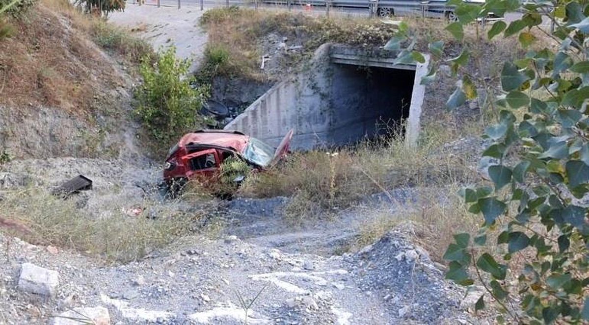 Bilecik\'te şarampole uçan araçta bulunan 4 kişi yaralandı