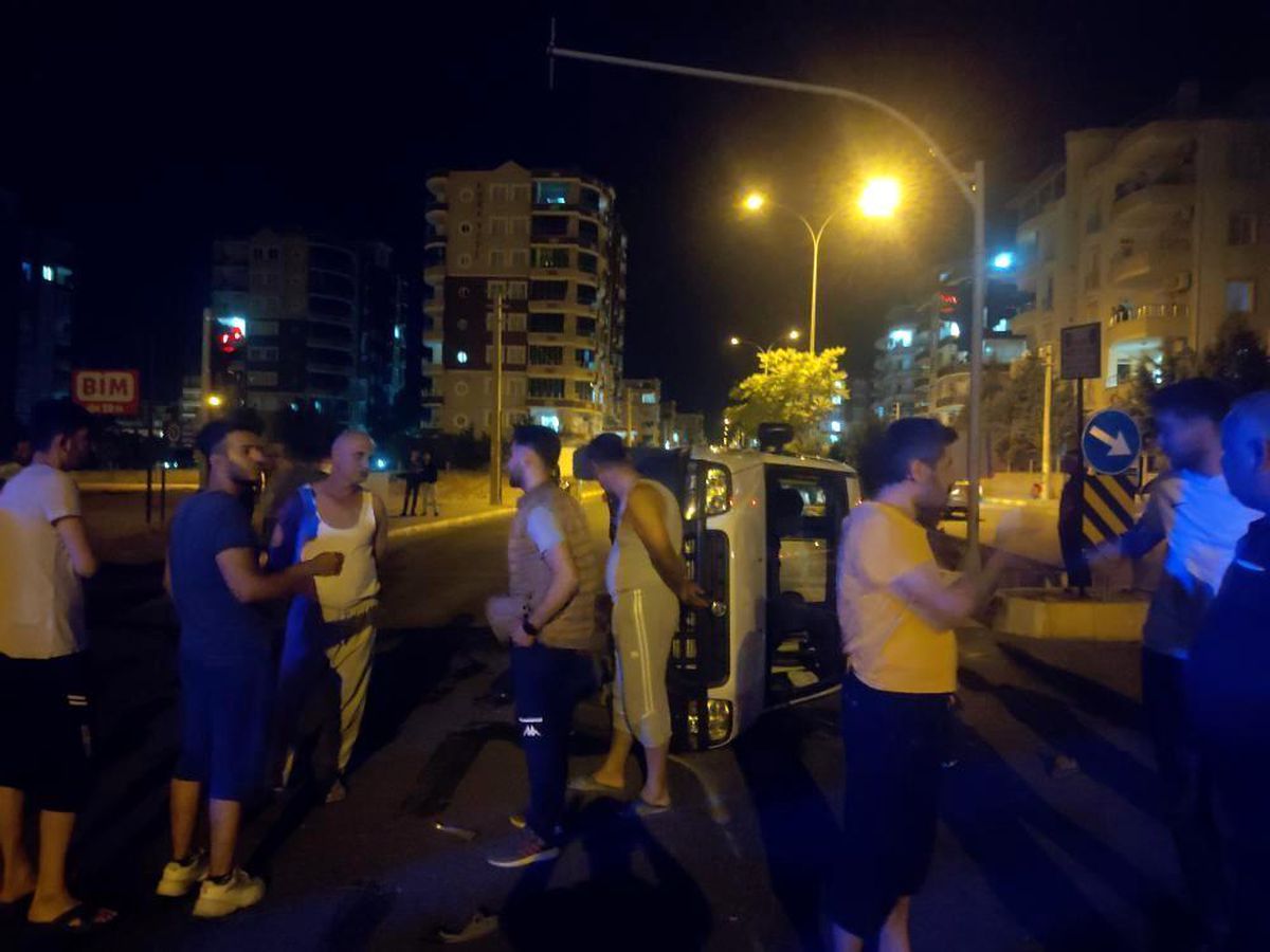 Hafif ticari araç ile minibüs çarpıştı: 2 yaralı