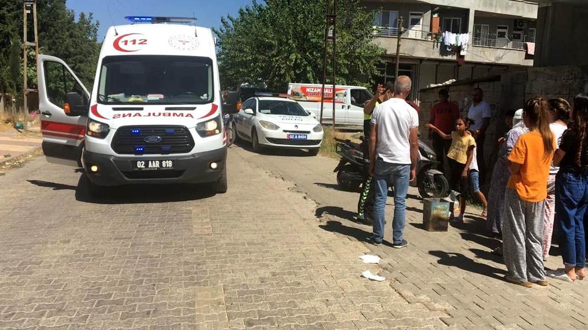 Kahta\'da motosikletli kediye çarpmamak için kaza yaptı