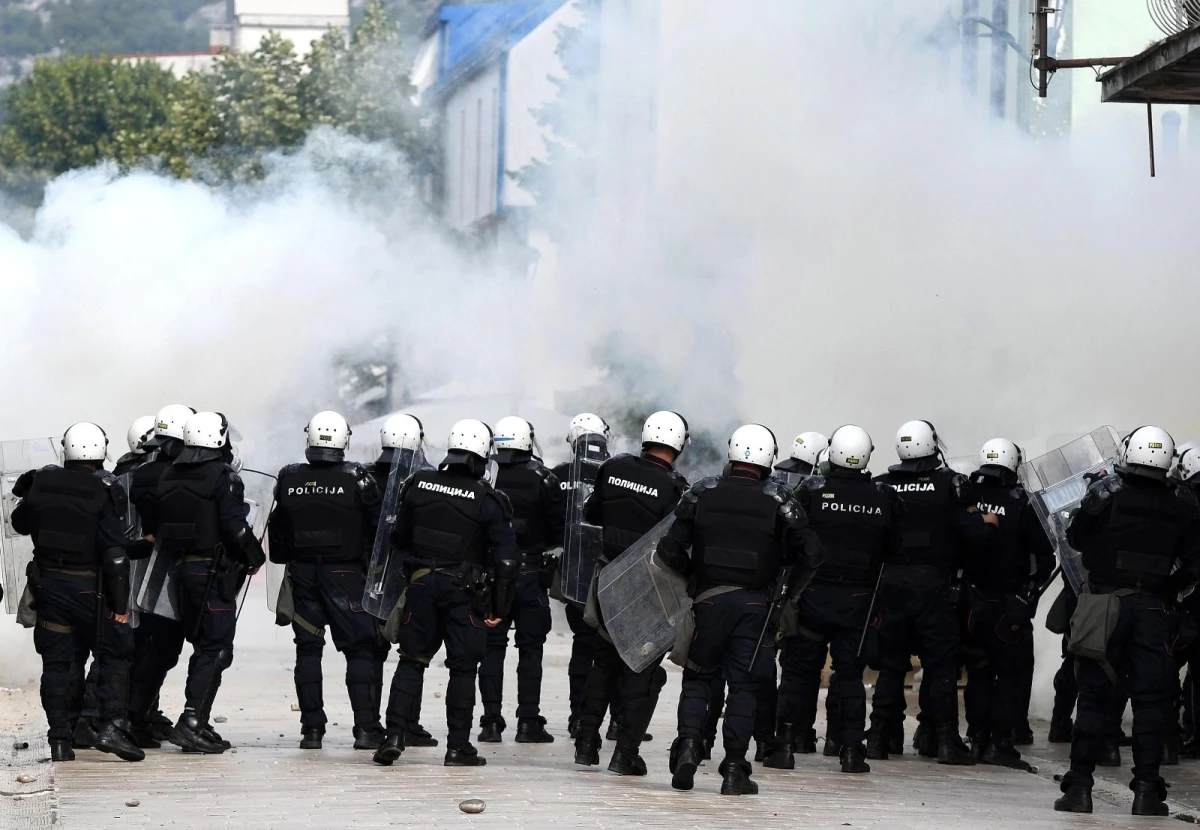Karadağ\'da taht töreni protestosu: 50 yaralı