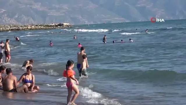 Petrol atıklarına rağmen yüzen vatandaştan ilginç cevap Petrol atıklarına rağmen yüzen vatandaştan ilginç cevap