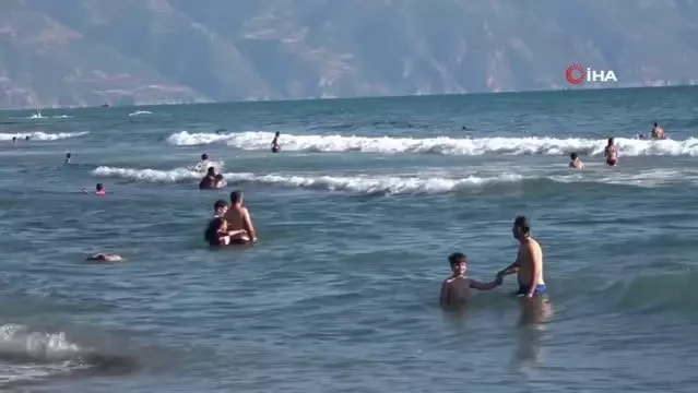 Petrol atıklarına rağmen yüzen vatandaştan ilginç cevap Petrol atıklarına rağmen yüzen vatandaştan ilginç cevap