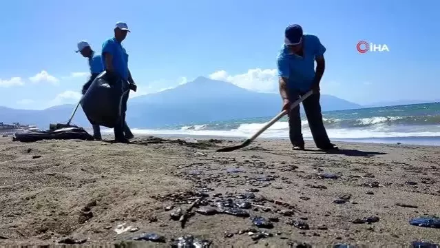 Samandağ sahilinde petrol atıkları temizleniyor Samandağ sahilinde petrol atıkları temizleniyor