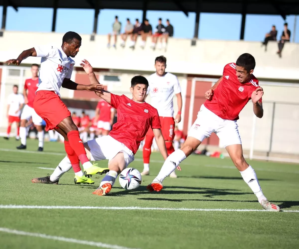 Sivasspor hazırlık maçında U19 takımını 4-0 yendi