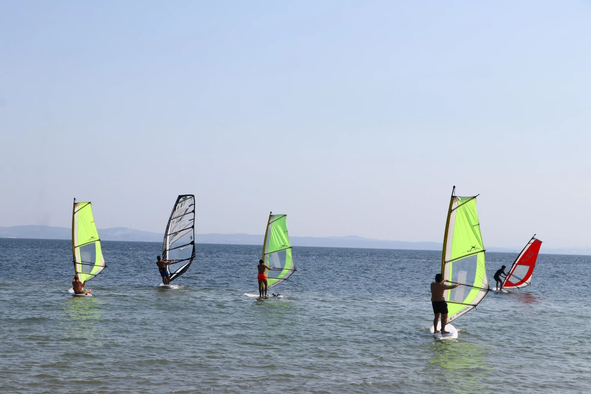 Sörf tutkunları Şarköy\'de denizin ve rüzgarın keyfini çıkarıyor