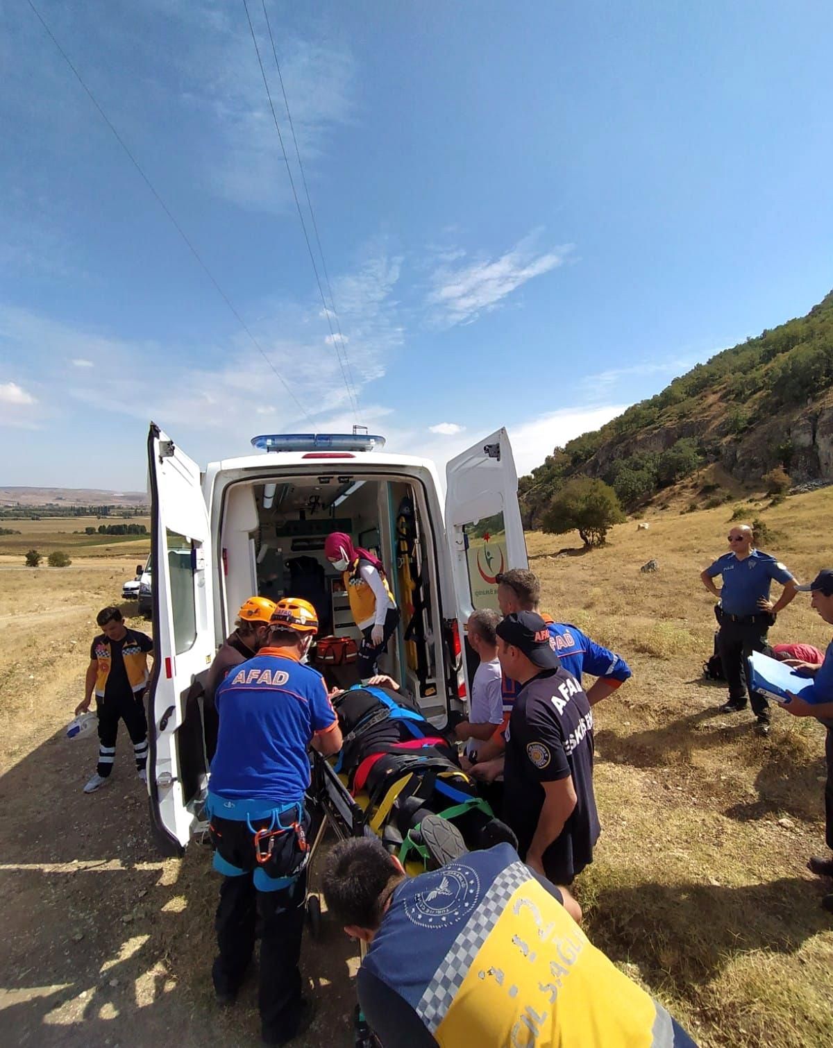 Ters rüzgara yakalanan yamaç paraşütçüsü kayalıklara düştü