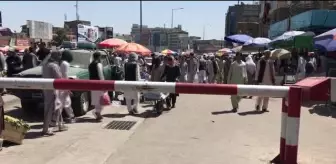 Yeniden açılan döviz bürolarına Afgan halkı yoğun ilgi gösterdi