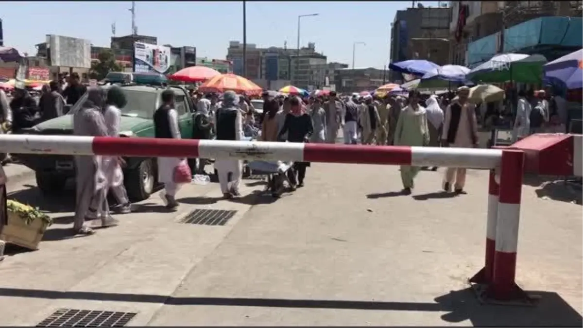 Yeniden açılan döviz bürolarına Afgan halkı yoğun ilgi gösterdi
