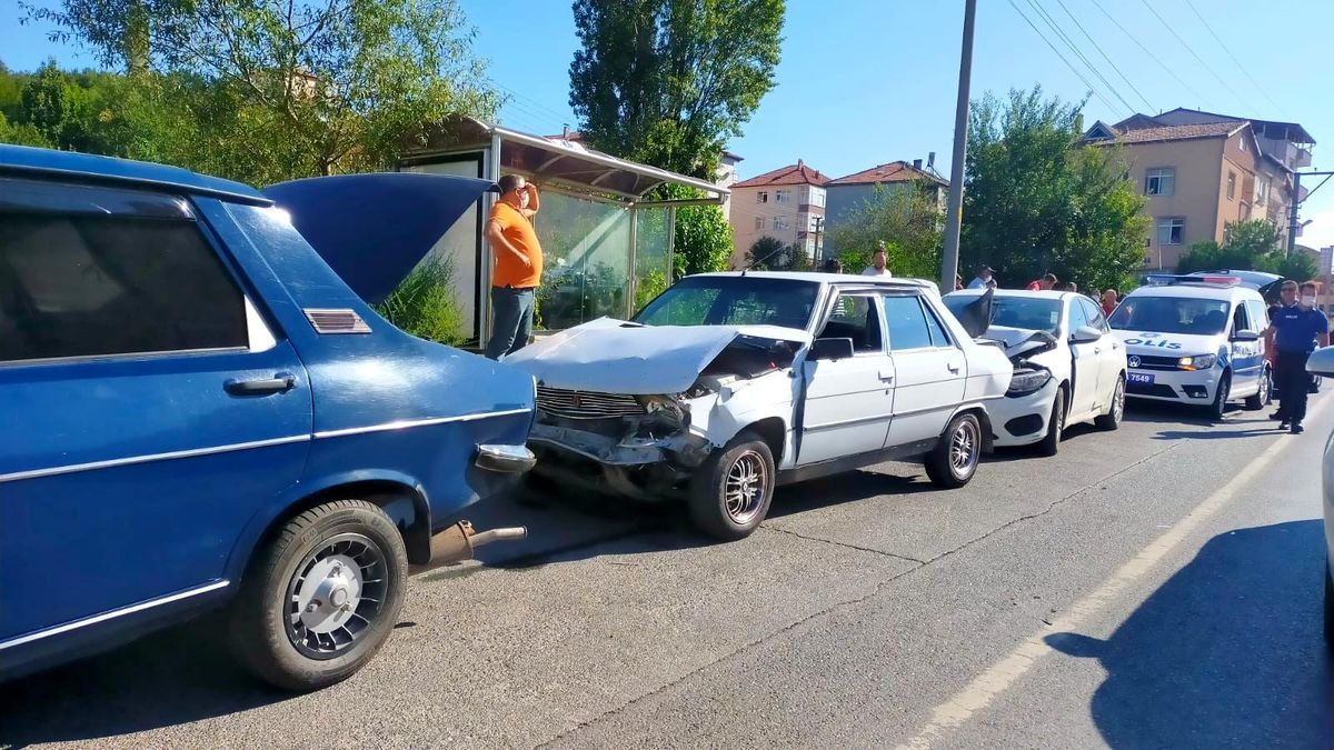 4 araç birbirine girdi: 1 kişi yaralandı
