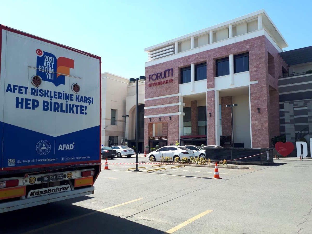 Afet bilincini geliştirmek üzere AFAD deprem simülasyon tırı forum AVM\'de