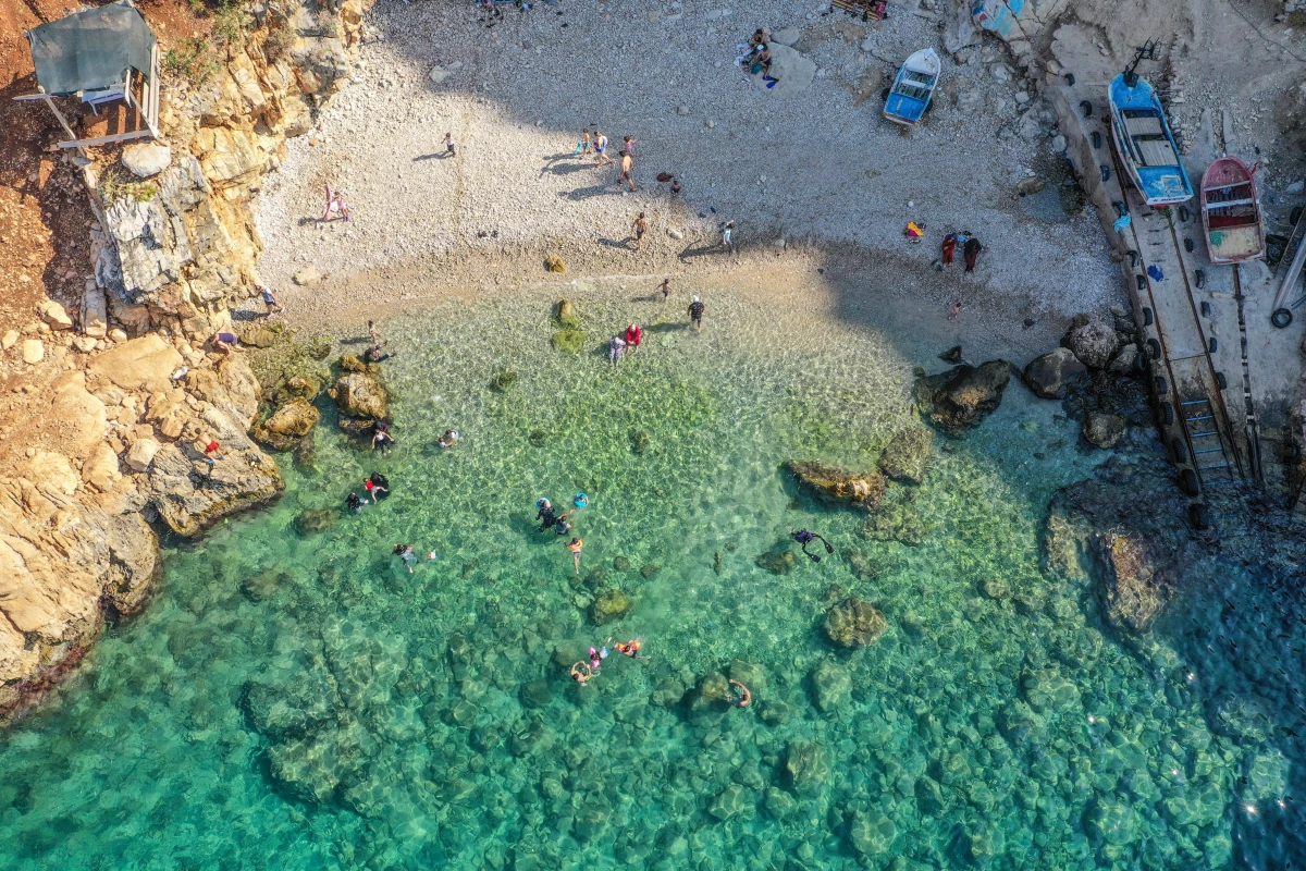 Akdeniz\'de korsanların saklandığı Karamağara Koyu turist akınına uğruyor