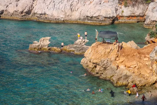 Akdeniz'de korsanların saklandığı Karamağara Koyu turist akınına uğruyor