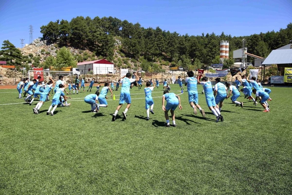 Aladağ\'ın gençleri Yaz Spor Okulu\'nu tamamladı