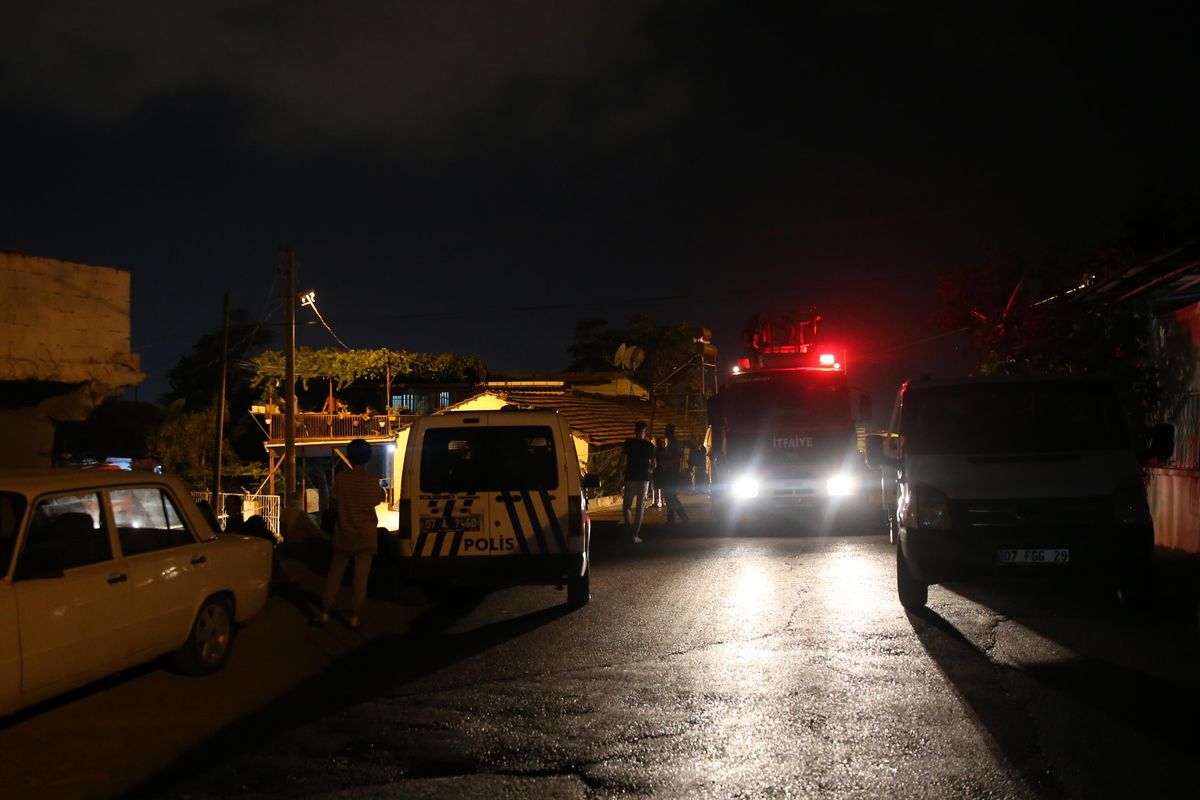 Antalya\'da çıkan ev yangını hasara yol açtı