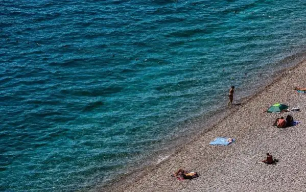 ANTALYA'DA OKULLAR AÇILDI, SAHİLLER BOŞALDI ANTALYA'DA OKULLAR AÇILDI, SAHİLLER BOŞALDI