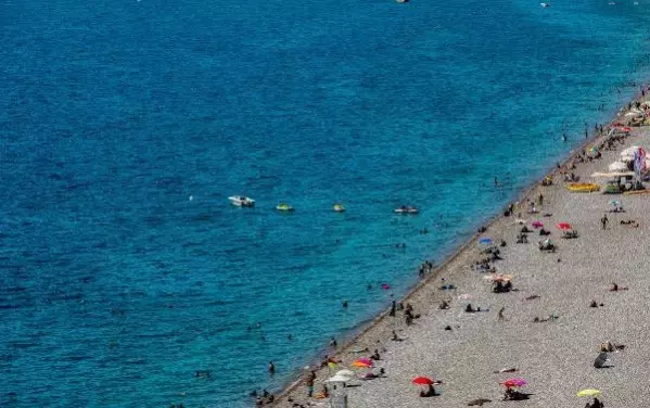 ANTALYA'DA OKULLAR AÇILDI, SAHİLLER BOŞALDI ANTALYA'DA OKULLAR AÇILDI, SAHİLLER BOŞALDI