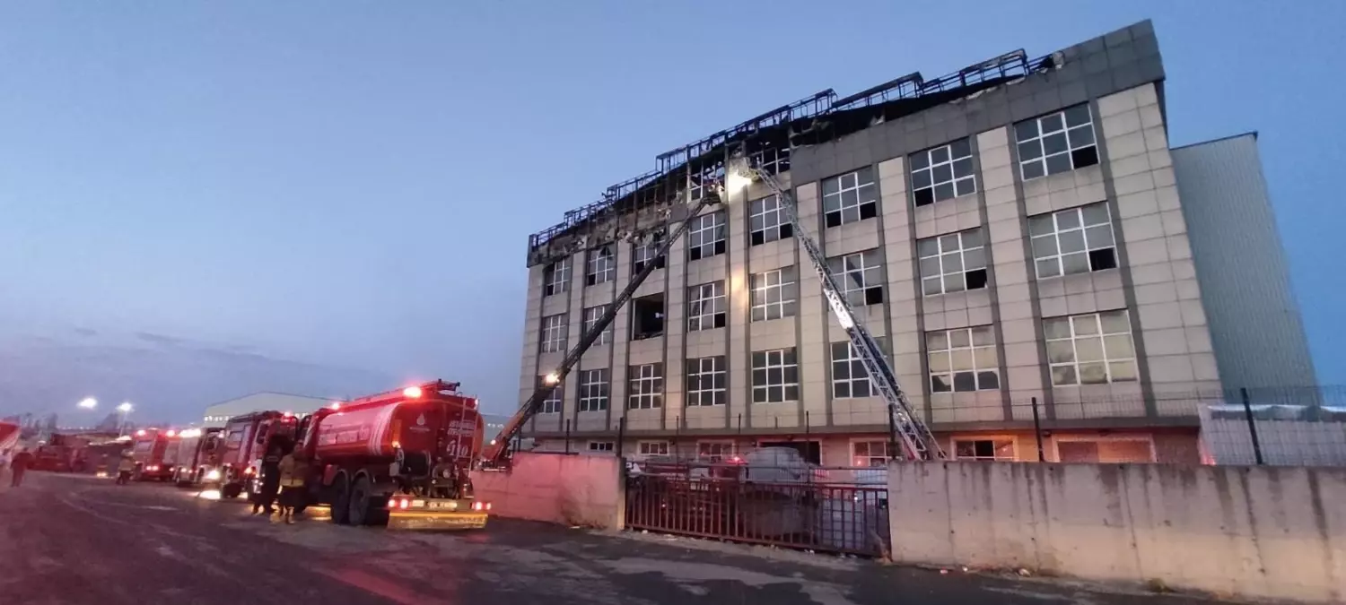 Arnavutköy\'deki yangın kontrol altına alındı: Hasarın boyutu gün ağarınca ortaya çıktı