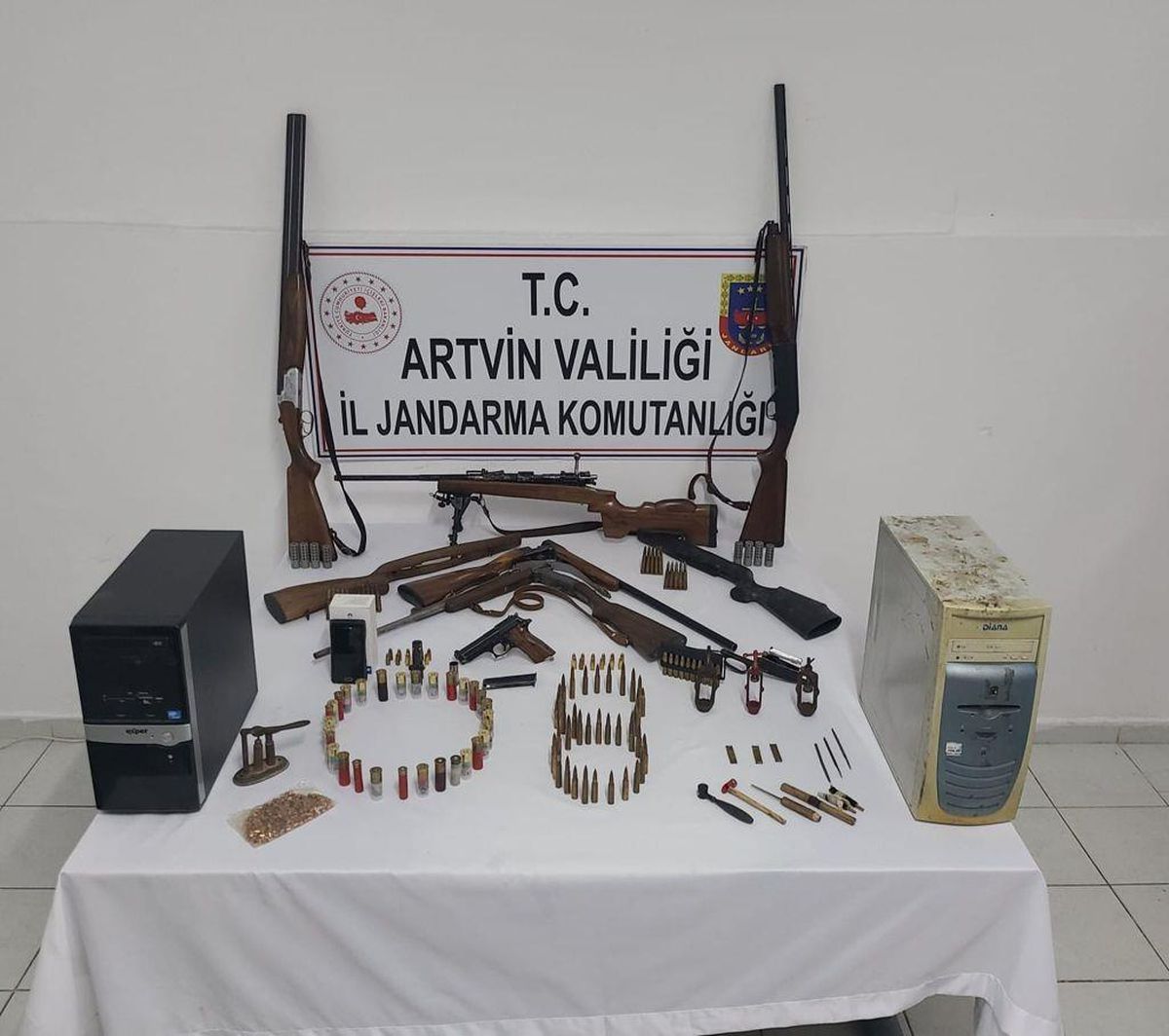 Son dakika! Artvin\'de jandarmanın yaptığı operasyonda ruhsatsız tabanca ile tüfekler ele geçirildi