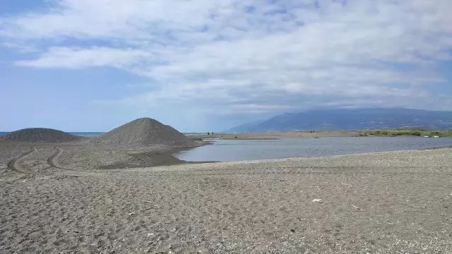 Asi Nehrinin Akdeniz ile buluştuğu alanda petrol önlemi Asi Nehrinin Akdeniz ile buluştuğu alanda petrol önlemi
