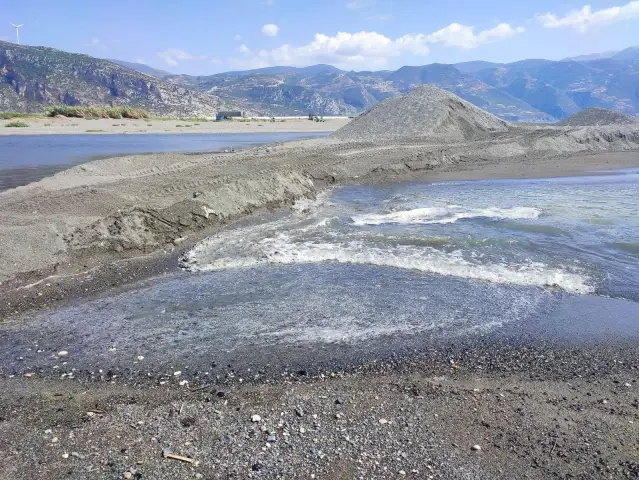 Asi Nehrinin Akdeniz ile buluştuğu alanda petrol önlemi Asi Nehrinin Akdeniz ile buluştuğu alanda petrol önlemi