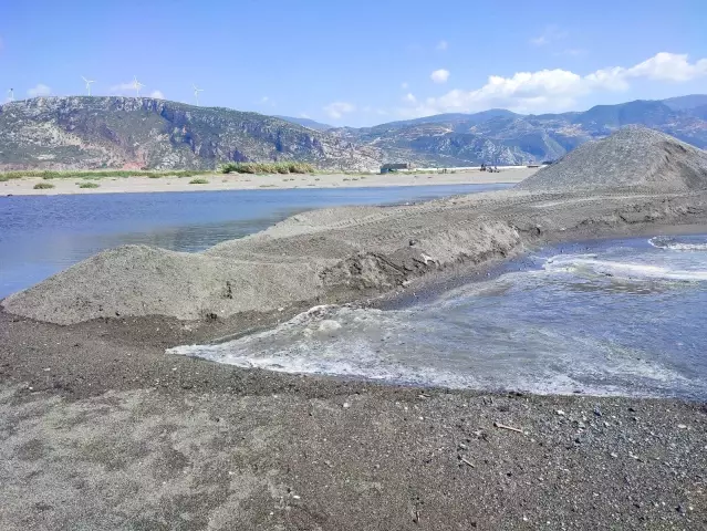 Asi Nehrinin Akdeniz ile buluştuğu alanda petrol önlemi Asi Nehrinin Akdeniz ile buluştuğu alanda petrol önlemi
